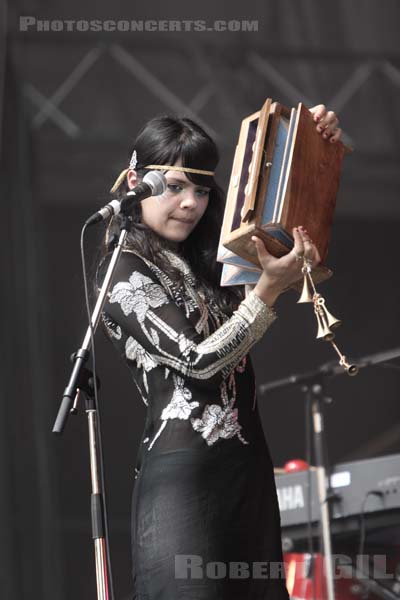 BAT FOR LASHES - 2007-08-26 - SAINT CLOUD - Domaine National - Scene de la Cascade - 